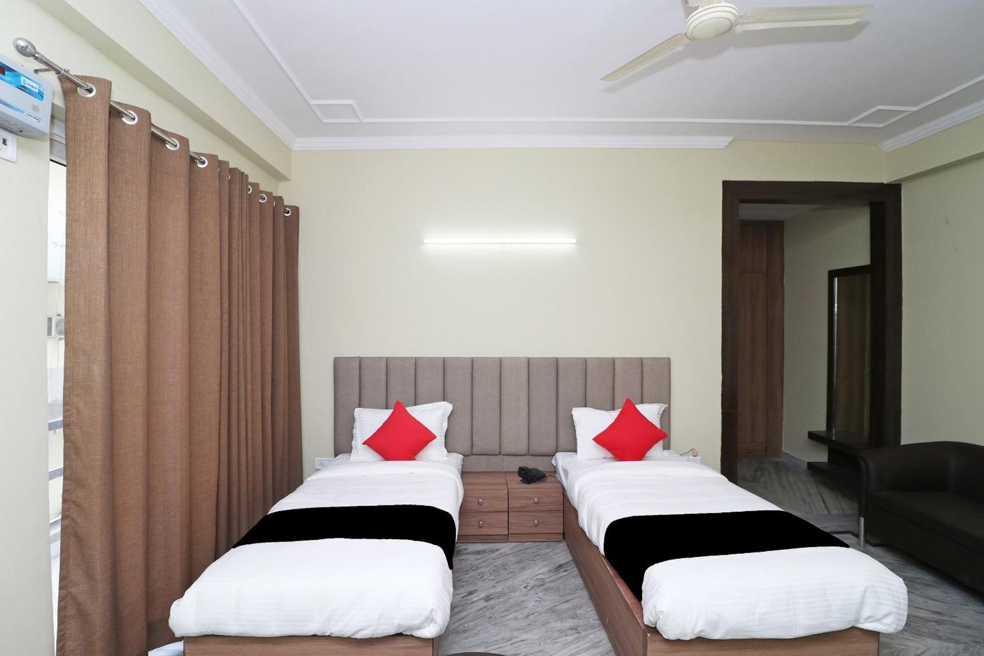 Готель Super Capital O Esscon House Near Payal Cinema Ґурґаон Екстер'єр фото