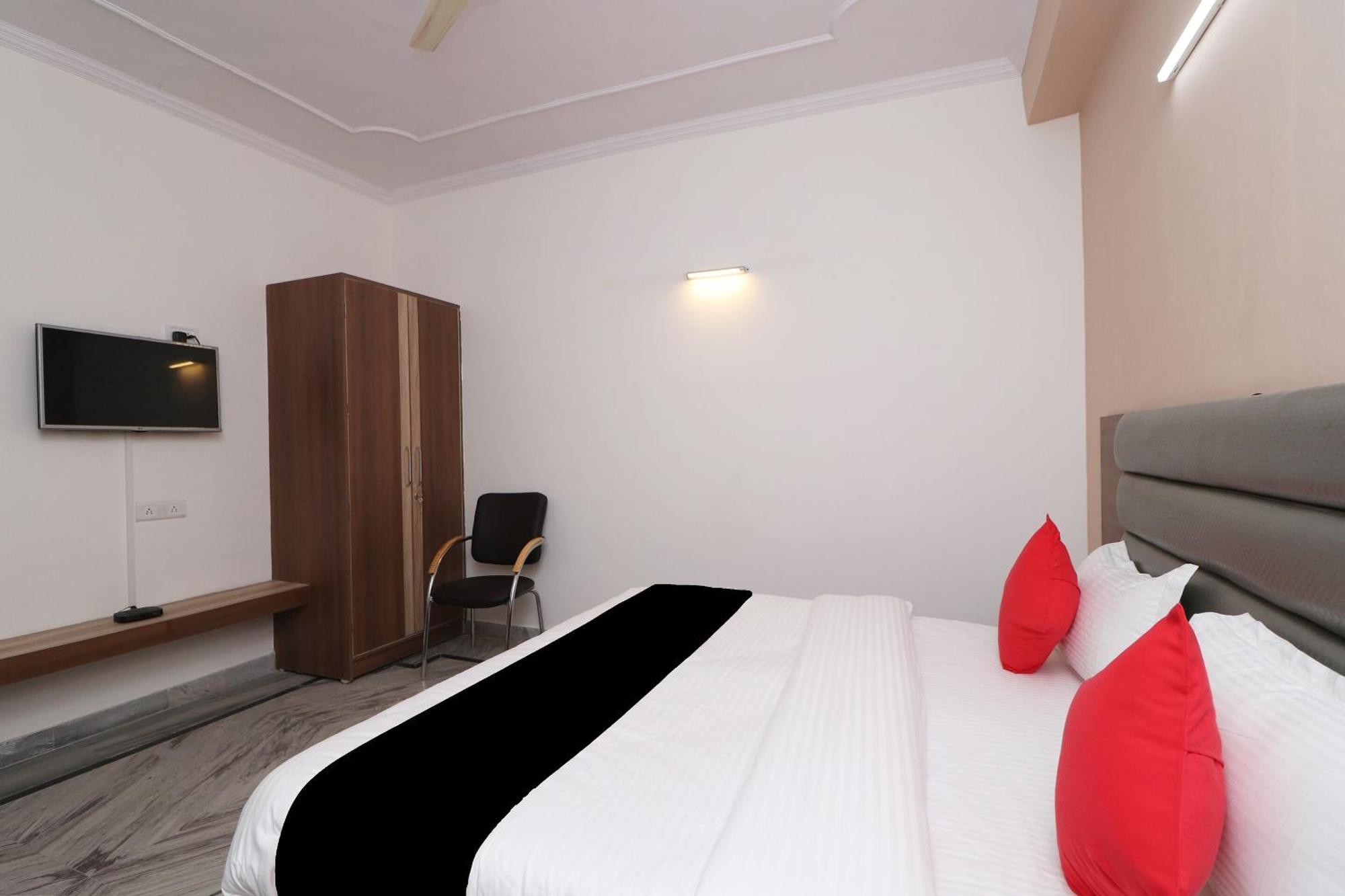Готель Super Capital O Esscon House Near Payal Cinema Ґурґаон Екстер'єр фото