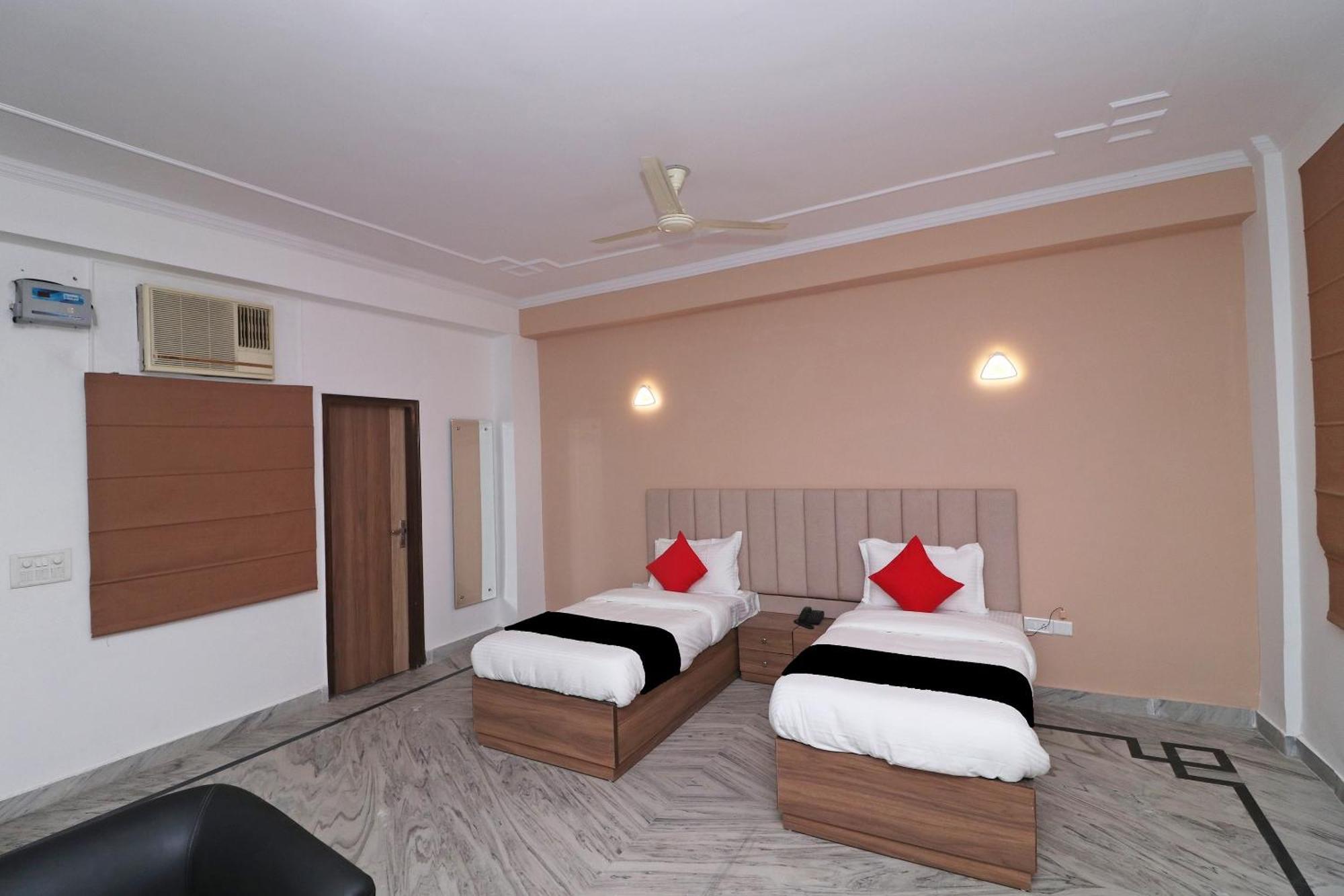 Готель Super Capital O Esscon House Near Payal Cinema Ґурґаон Екстер'єр фото